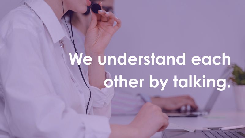 Femme parlant au téléphone pour servir un client devant son ordinateur avec inscrit par dessus C'est en se parlant qu'on se comprend